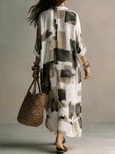Vue arrière d'une robe chemise ample à imprimé géométrique pour les vacances d'été.