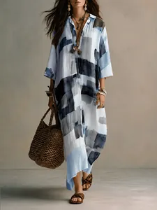 Détail d'une robe chemise ample à imprimé géométrique avec motifs artistiques bleus