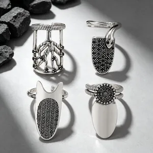 Gedetailleerd overzicht van vier vintage zilveren nagelringen met zwarte kristallen
