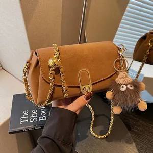 Petit Sac Bandoulière Vintage en Cuir PU pour Femme Forme Oreiller avec Chaîne et Pendentif Monstre en Peluche Sacoche Décontractée