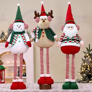 Gruppe von Weihnachts-Plüschfiguren mit Weihnachtsmann, Schneemann und Rentier-Deko.