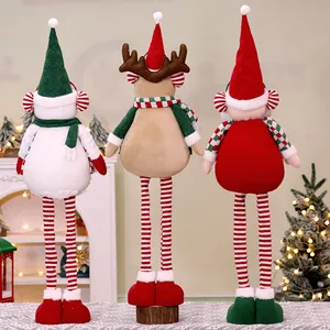 Rückansicht von drei langbeinigen Weihnachts-Plüschpuppen Schneemann Rentier Weihnachtsmann