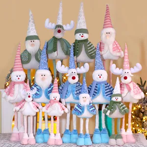 Detailansicht der festlichen ausziehbaren Weihnachts-Plüschpuppen mit Weihnachtsmann und Rentier.