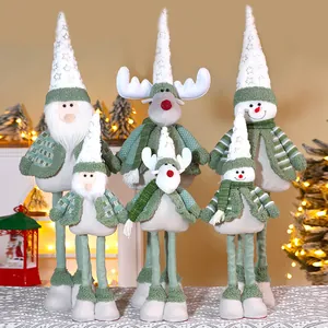 Detailansicht von teleskopischen Weihnachts-Plüschpuppen mit Weihnachtsmann und Rentier