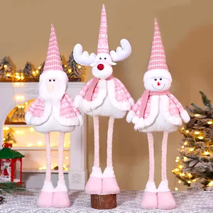Detaillierte Ansicht von drei rosa-weißen Weihnachts-Plüschpuppen mit langen Beinen