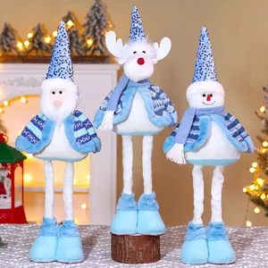 Set aus blau-weißen Weihnachts-Plüschpuppen mit Weihnachtsmann, Schneemann und Rentier.