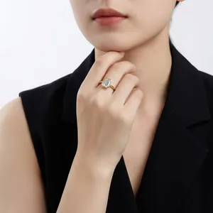 Anello minimalista in moissanite taglio smeraldo in argento 925 con finitura oro