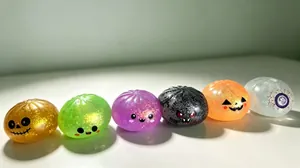 Juguetes antiestrés blandos de Halloween en varios colores y con caras espeluznantes