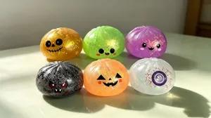 Primer plano de seis coloridos juguetes antiestrés de Halloween con purpurina y caras