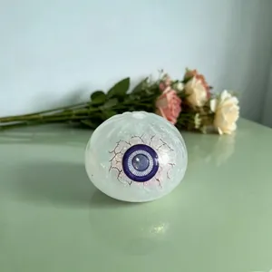 Vista detallada de una bola antiestrés de ojo de Halloween con iris púrpura y venas.