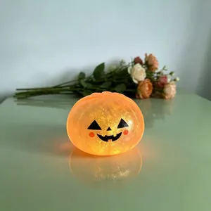 Detalle del juguete relajante de calabaza de Halloween con purpurina y luz LED interna