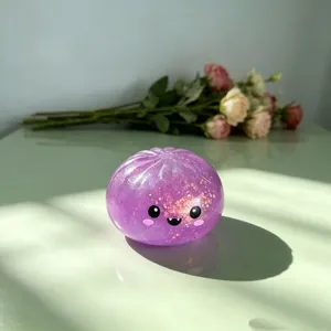 Detalle de un juguete blando morado con purpurina y una cara bonita bajo la luz del sol