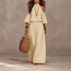 Conjunto bohemio de lino beige con top de hombros descubiertos y pantalones anchos