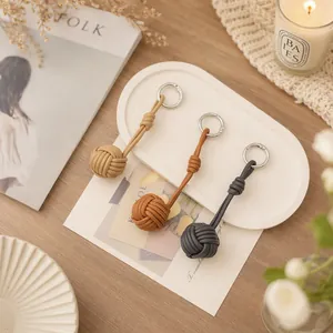 Koreanischer Stil PU Leder Handgewebt Ball Tasche Anhänger Schlüsselanhänger mit Holzperle Dekoration für Damen Mode Zubehör
