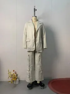 Vue professionnelle d'un ensemble de costume deux pièces en lin beige avec blazer et pantalon cargo