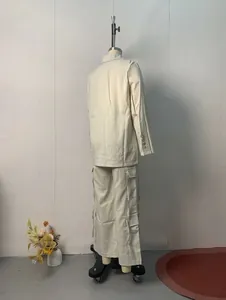 Élégant ensemble beige deux pièces style urbain avec blazer et pantalon cargo