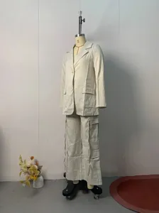 Vue complète d'un ensemble blazer beige et pantalon cargo pour femme sur un mannequin