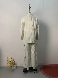 Vue arrière d'un ensemble chic beige deux pièces avec blazer et pantalon large.