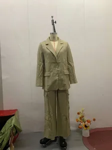 Ensemble blazer kaki et pantalon cargo large sur mannequin pour un look urbain