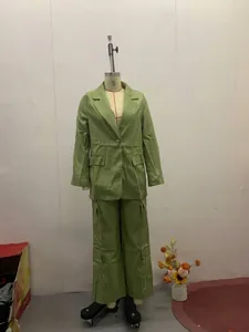 Vue complète d'un ensemble deux pièces pour femme, blazer vert olive et pantalon.