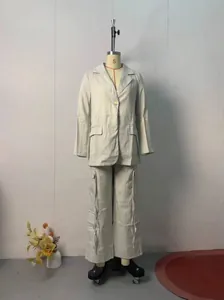 Ensemble deux pièces blazer gris clair et pantalon large présenté sur un mannequin