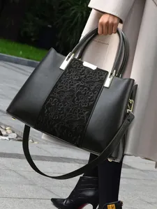 Elegante schwarze Tragetasche mit Blumenstickerei für das tägliche Pendeln.