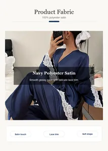 Detail der eleganten marineblauen Satin-Robe aus Polyester mit weißem Spitzenbesatz
