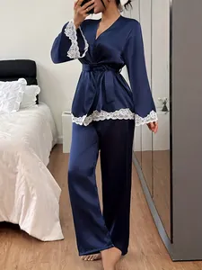 Elegantes marineblaues Satin-Pyjama-Set mit edlen weißen Spitzenbesatz-Details