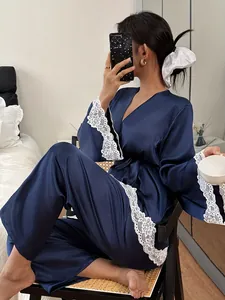 Elegantes dunkelblaues Kunstseiden-Pyjama-Set mit exquisitem weißem Spitzenbesatz und Seidenglanz