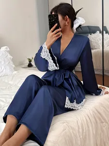 Eleganter dunkelblauer Satin-Bademantel mit weißem Spitzenbesatz, getragen von einem Model