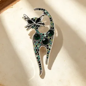 Vintage-Katzenbrosche mit eleganten grünen und schwarzen Kristallen auf silberner Basis