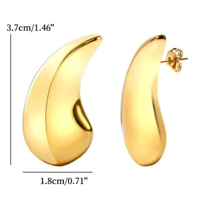 Détail des boucles d'oreilles goutte dorées avec dimensions de 3,7 cm sur 1,8 cm