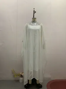Detailweergave van witte lange jurk met zilveren lovertjeskraag op een etalagepop