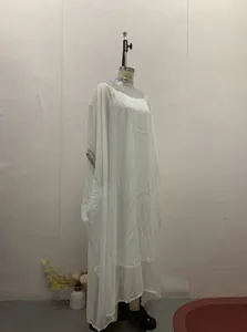 Zijaanzicht van een witte chiffon kaftan met zilveren pailletten bij de hals en mouwen.