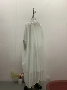 Elegante witte lange chiffon jurk met glinsterende zilveren lovertjes op schouder en manchetten