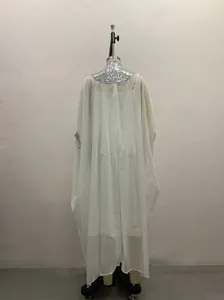 Achteraanzicht van witte pailletten cape jurk op een paspop met split.