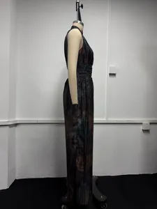 Seitenansicht des eleganten dunklen Blumen-Halter-Jumpsuits mit Falten-Details