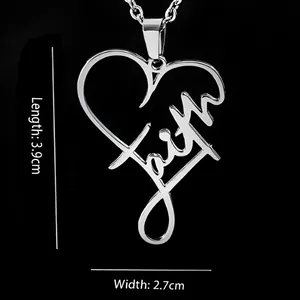 Eleganter Herzanhänger aus Edelstahl mit künstlerischem Faith Schriftzug Design
