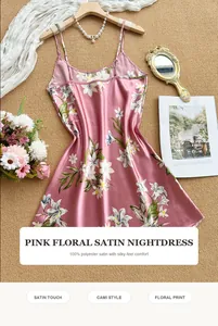 Détail d'une chemise de nuit en satin rose à fleurs avec une texture soyeuse et douce