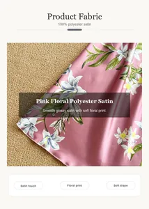 Détail du tissu en satin de polyester à fleurs roses avec fini brillant et drapé doux