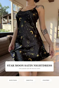 Elegantes schwarzes Satin-Nachthemd mit goldenem Stern-Mond-Druck und Cami-Trägern
