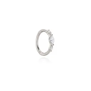 Detailansicht des S925 Sterling Silber Knorpel-Ohrrings mit Marquise-Stein.