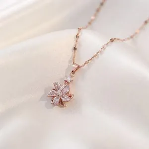 Elegante collar con colgante de molinillo giratorio en oro rosa y circonitas cúbicas