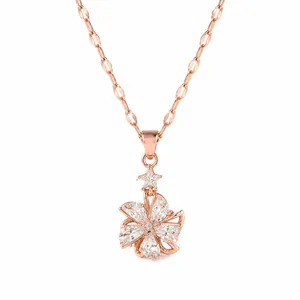 Collar de molino de viento en oro rosa con colgante de flor de circonita y cadena fina.
