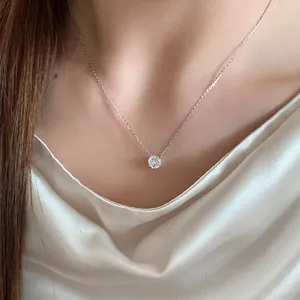Elegante collana minimalista in acciaio al titanio da 7 mm con ciondolo in zircone a quattro punte