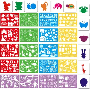 Vista dettagliata di stencil in plastica colorata con animali, lettere e temi festivi