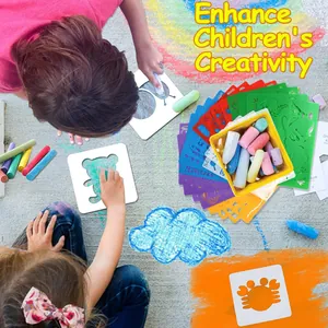 Bambini che giocano con gessetti colorati e stencil creativi per disegno in plastica