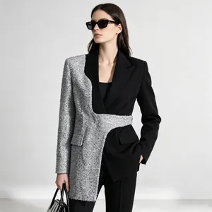 Gedetailleerd overzicht van dames slim-fit blazer met een uniek zilveren patchwork ontwerp