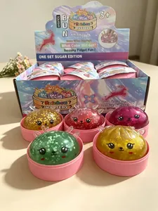 Detailansicht bunter Weihnachts-Rentier-Squishy-Spielzeuge in einer Verkaufsbox