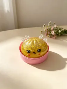 Detailaufnahme eines goldenen Rentier-Baozi-Anti-Stress-Spielzeugs mit Glitzer